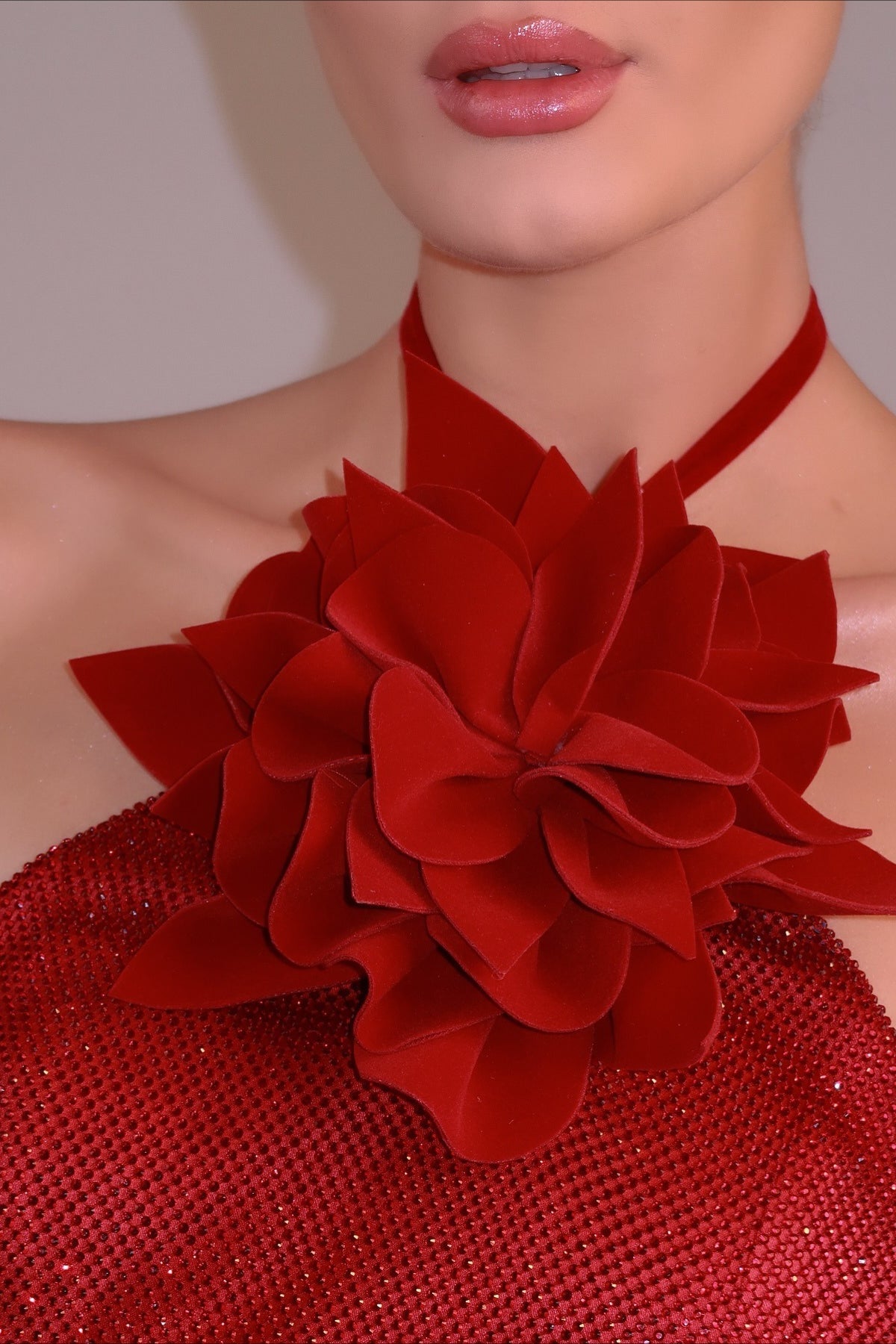 Vestido de fiesta con cuello halter, flores 3D, cintura ajustada y pedrería