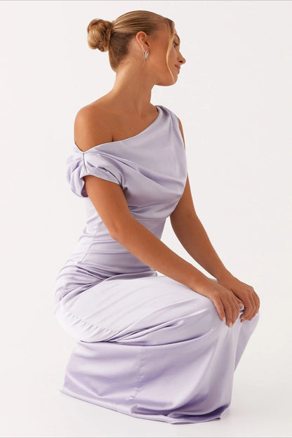 Vestido formal de cuello asimétrico liso