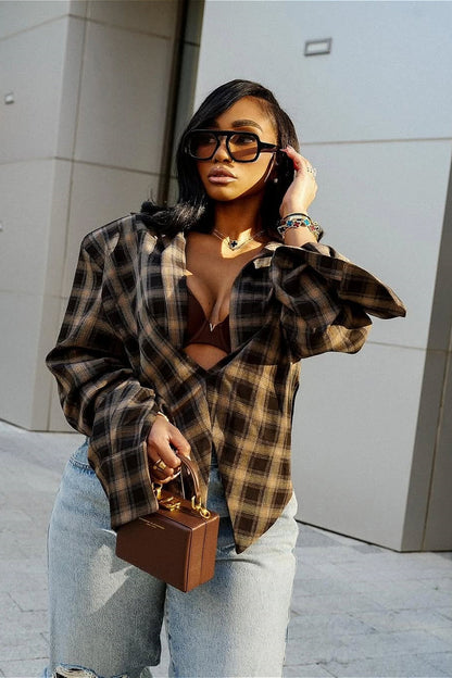 Blusa elegante asimétrica con cuello a cuadros