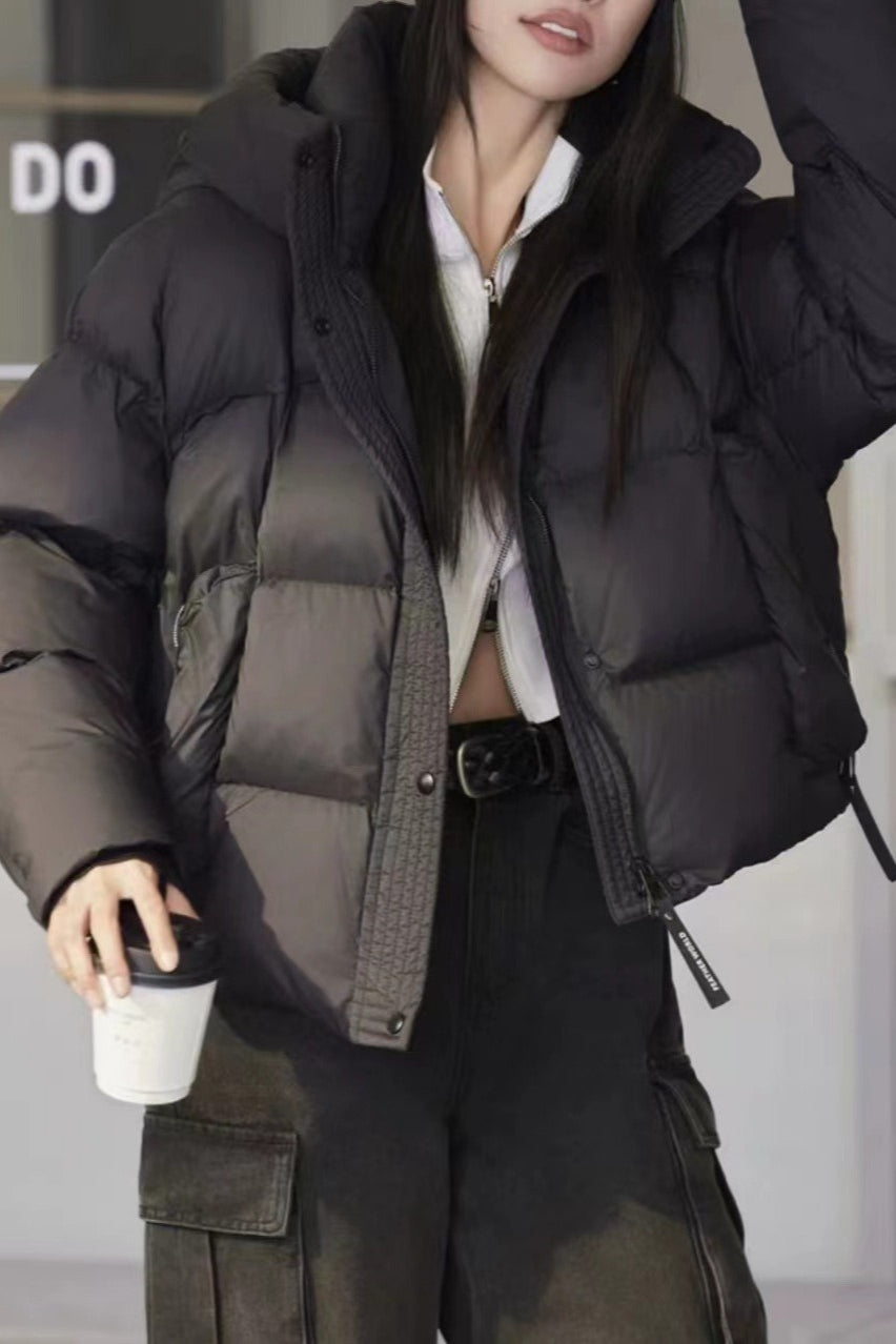 Chaqueta acolchada con capucha corta y aislamiento térmico