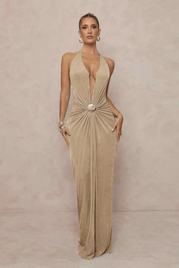 Vestido maxi sin espalda con cuello halter en V profundo y fruncido con adornos metálicos