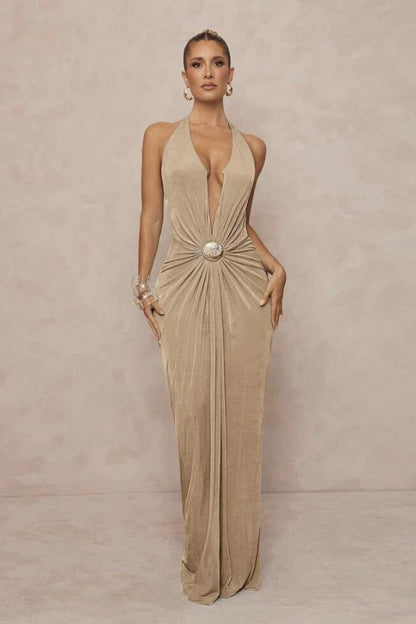 Vestido maxi sin espalda con cuello halter en V profundo y fruncido con adornos metálicos