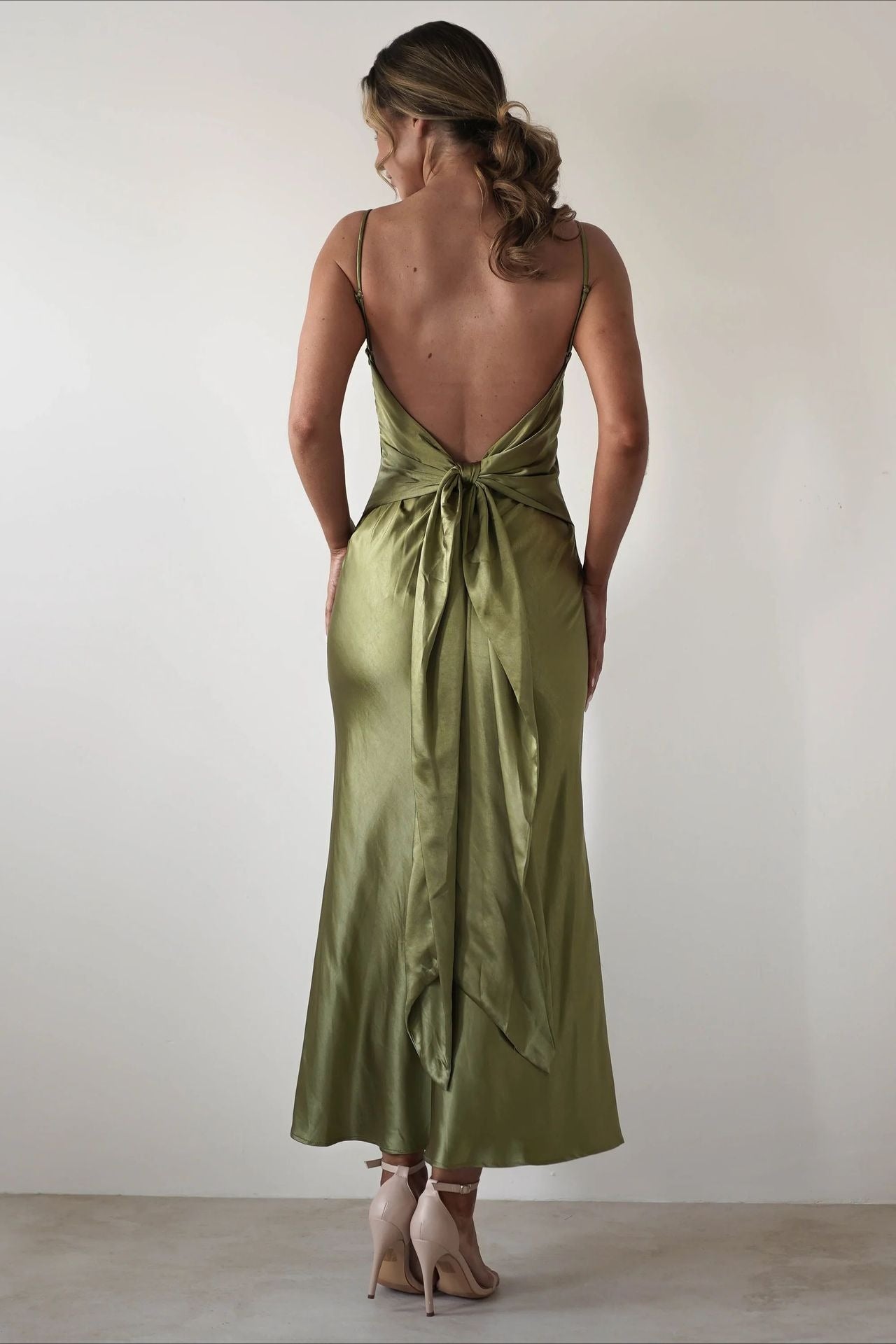 Vestido de fiesta sin espalda con lazo de satén