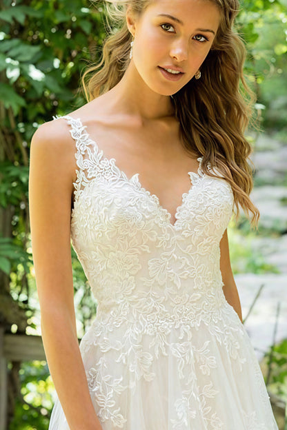 Vestido de novia de encaje con escote profundo en la espalda y cola