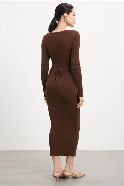 Vestido de punto calado con escote en pico pronunciado