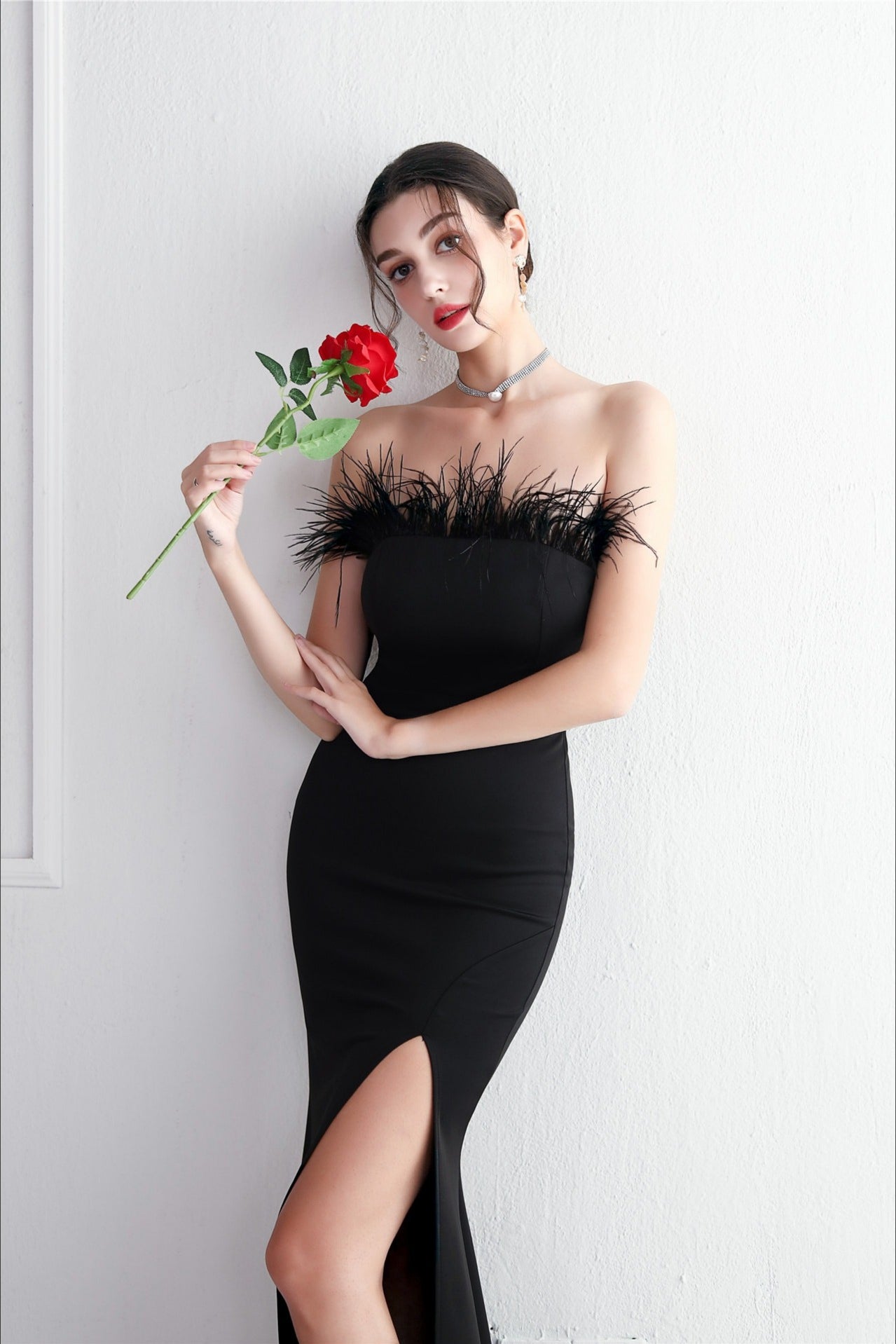 Vestido de fiesta elegante sin tirantes con ribete de plumas