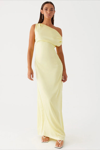 Vestido formal de cuello asimétrico liso