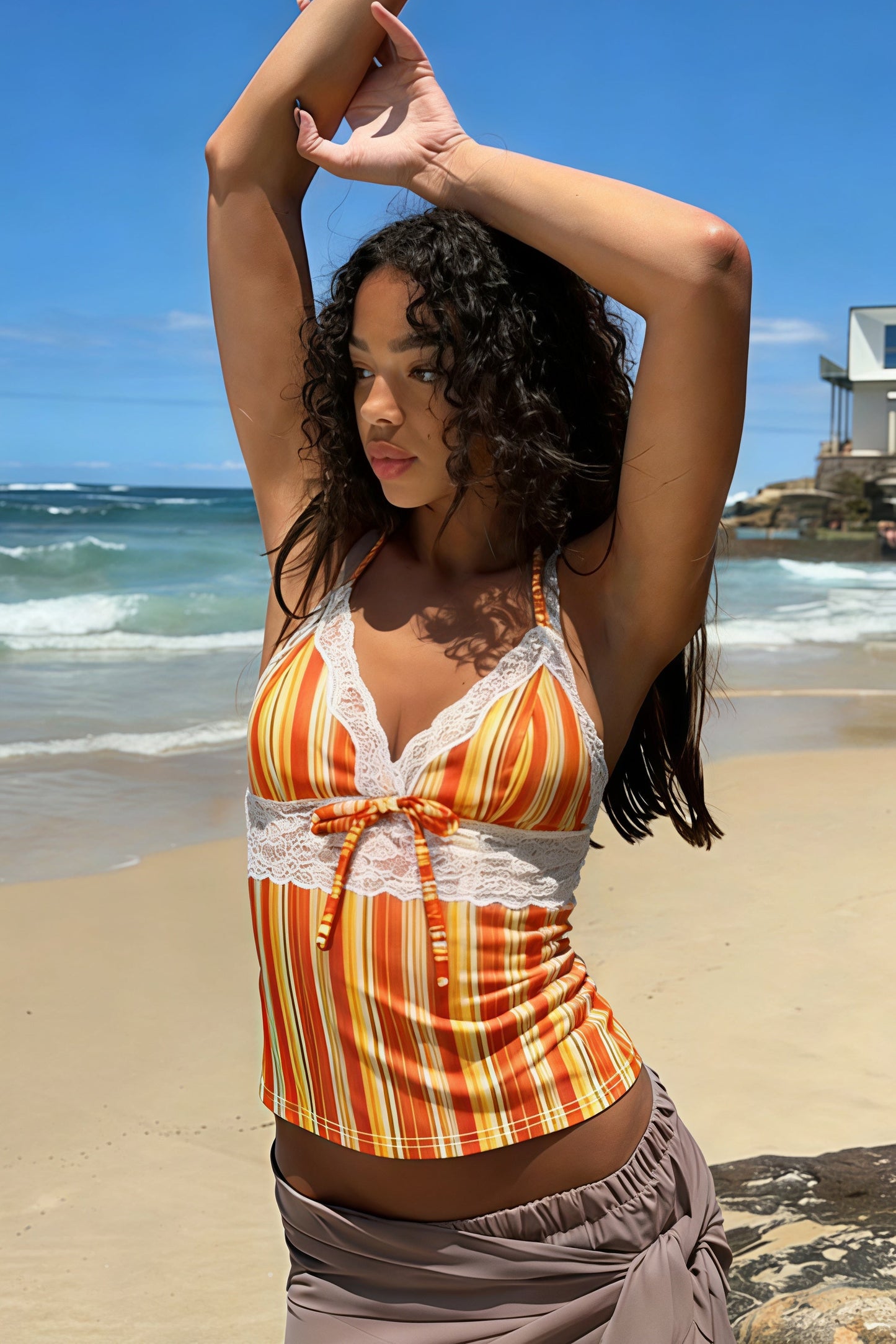 Top halter con rayas naranjas y encaje.