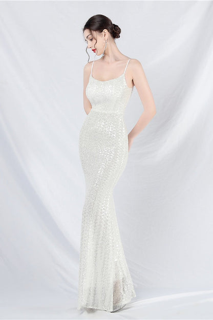Elegante vestido maxi con lentejuelas y tirantes finos