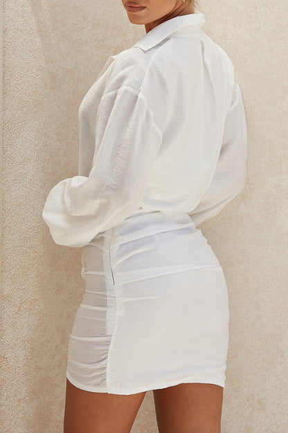 Minivestido de lino blanco con escote de pico pronunciado y manga larga