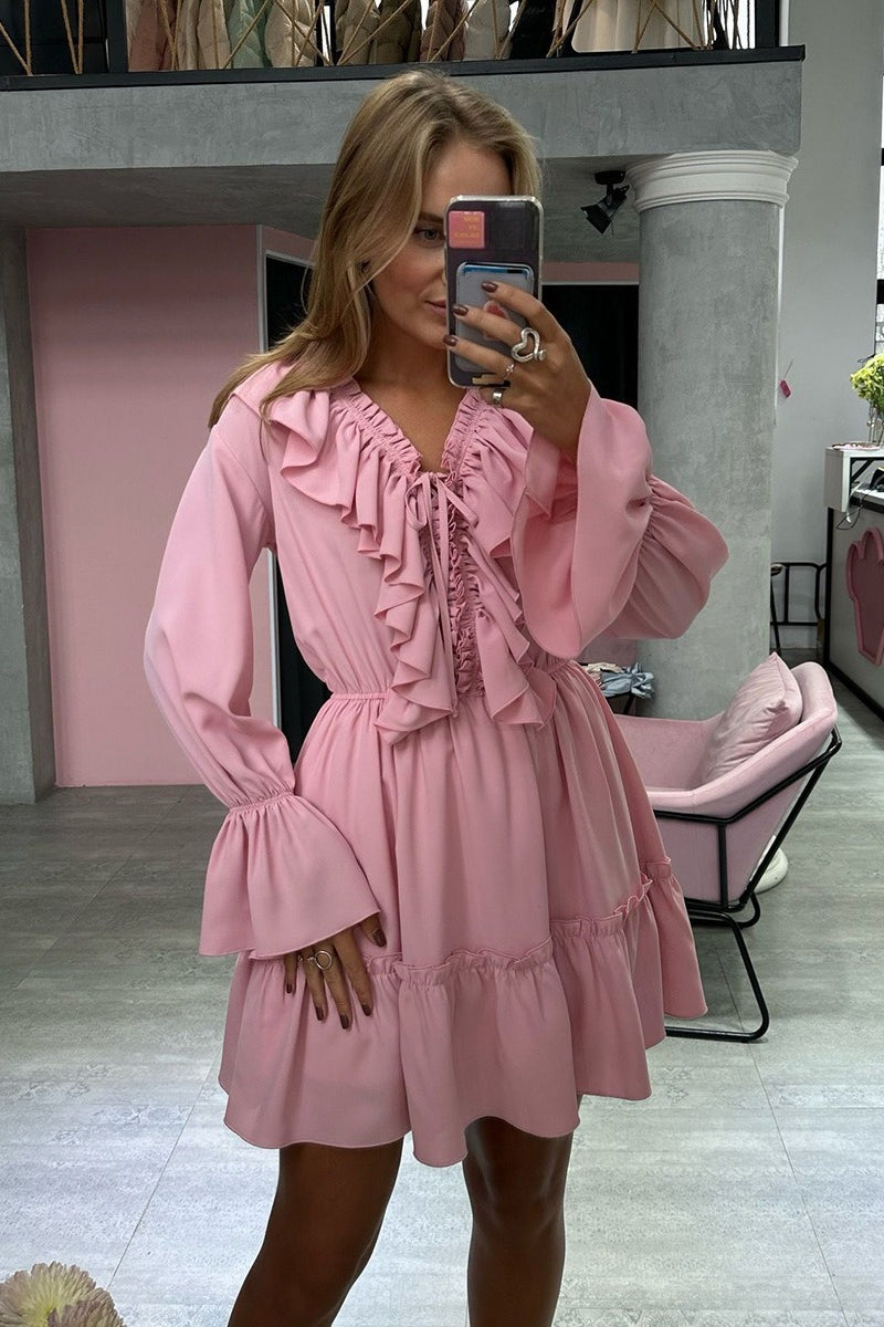 Minivestido de gasa con cuello de pico y mangas acampanadas