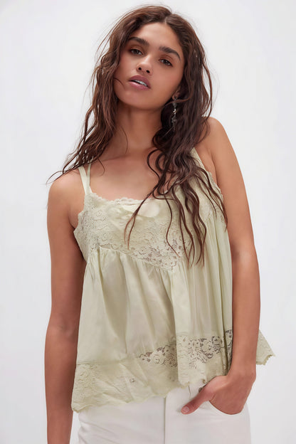 Top camisero con tirantes de volantes y encaje
