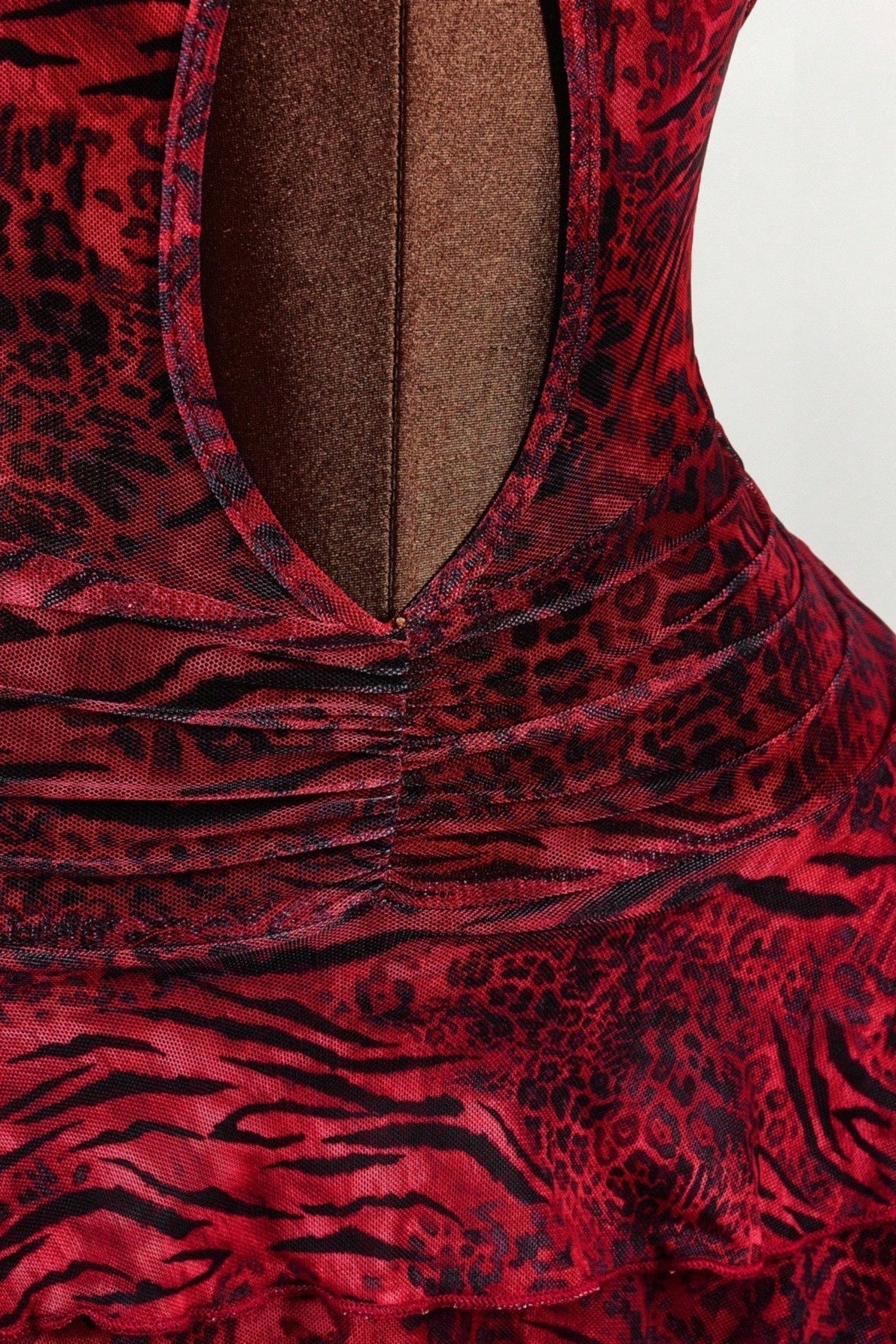 Minivestido sexy con estampado de leopardo, cuello halter y volantes escalonados