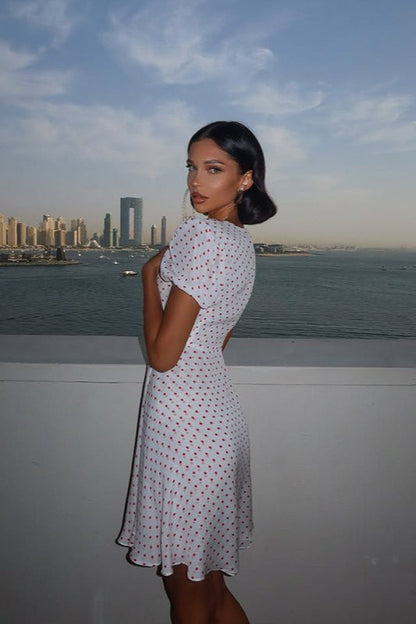 Minivestido sexy con estampado de lunares, escote pronunciado y manga abullonada
