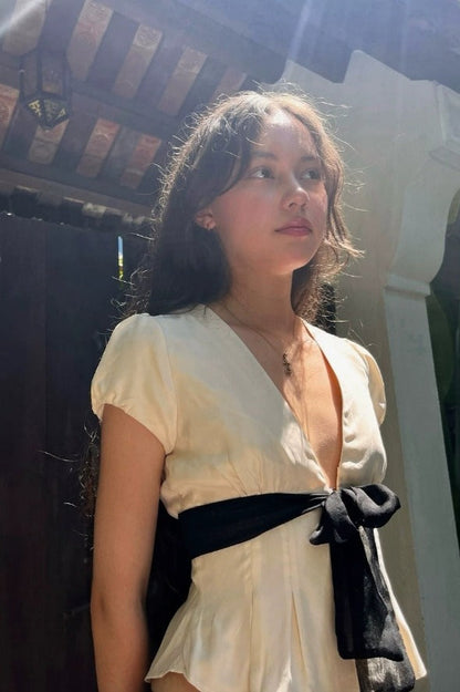 Blusa con escote en V profundo y lazo en la cintura