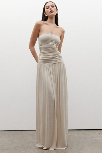 Vestido largo formal sin tirantes con hombros descubiertos