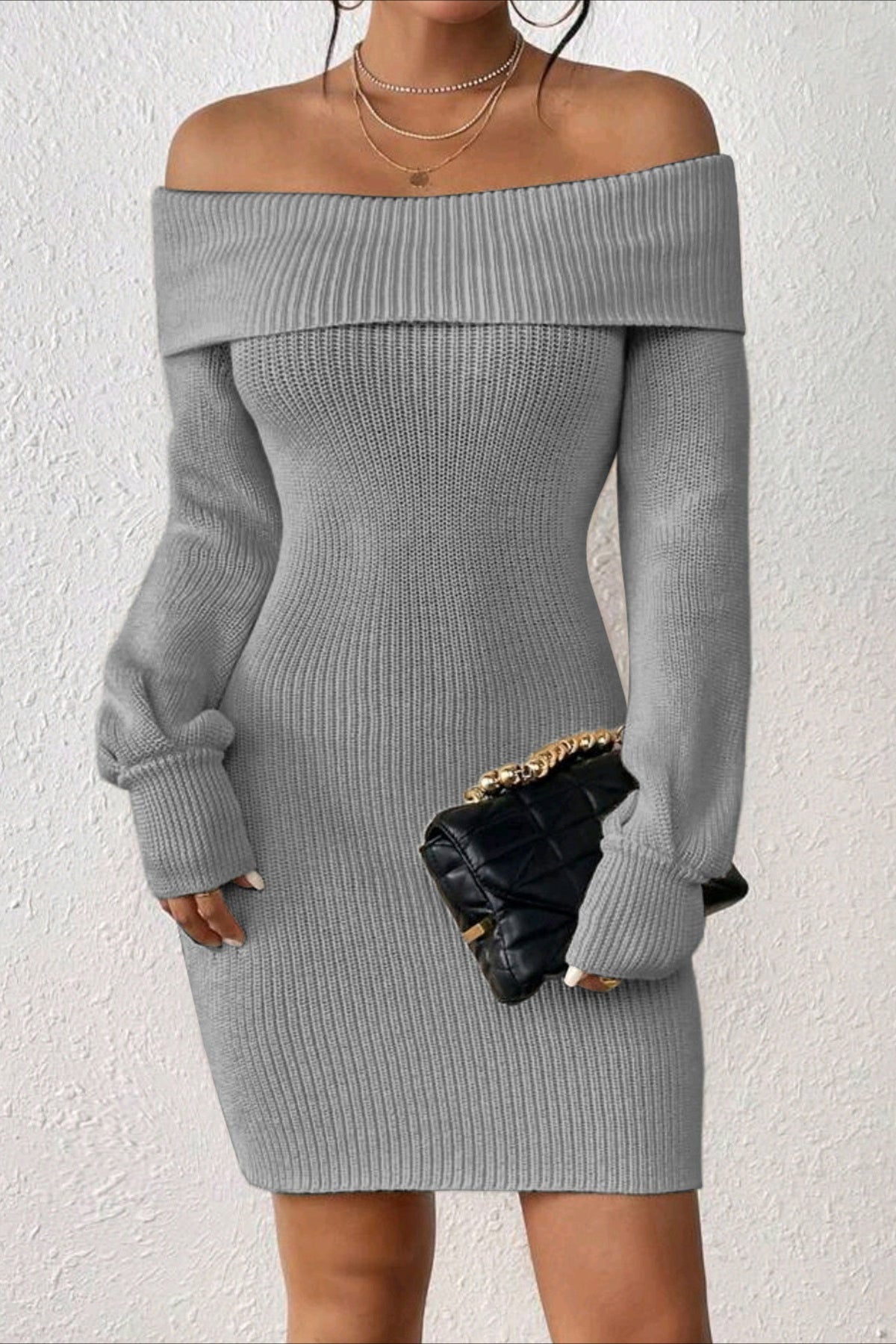 Vestido de punto entallado con hombros descubiertos y manga larga