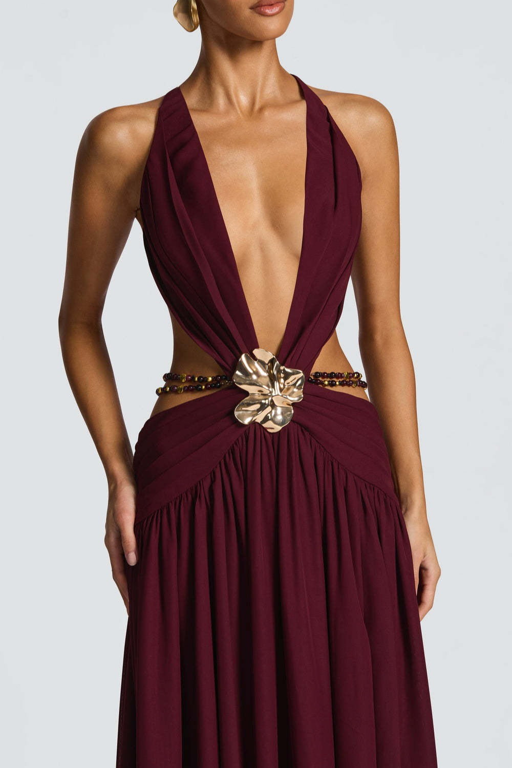 Vestido largo con cuello halter, escote pronunciado, espalda descubierta y abertura alta