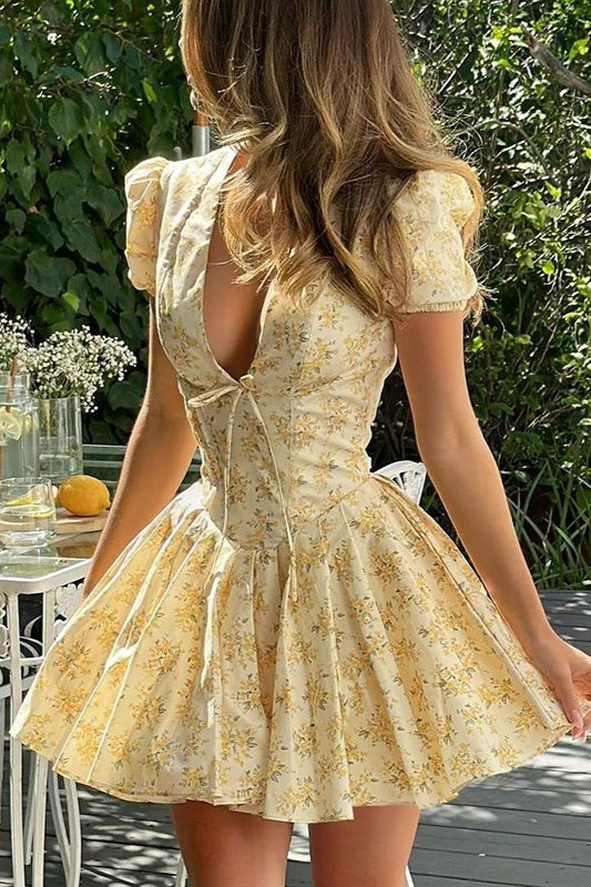 Minivestido fruncido con cuello de pico y estampado floral