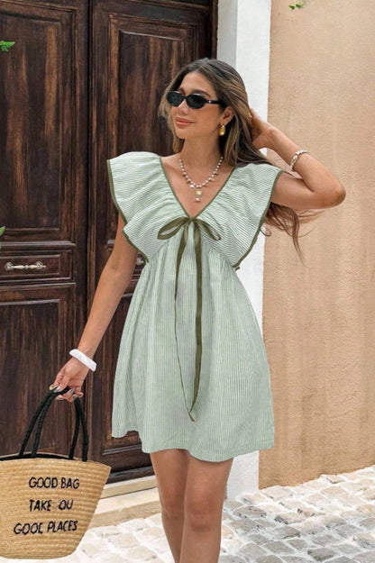 Minivestido con cuello en V a rayas y volantes en las mangas