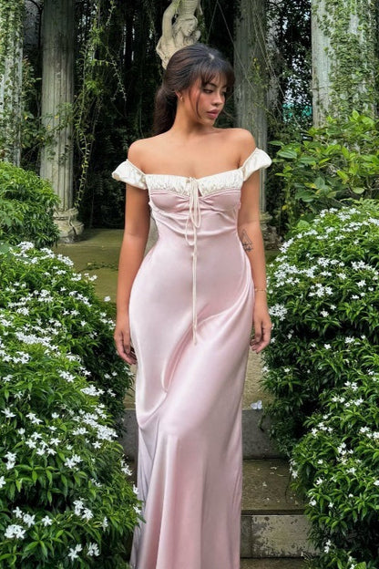 Vestido largo romántico de satén sin tirantes con lazada