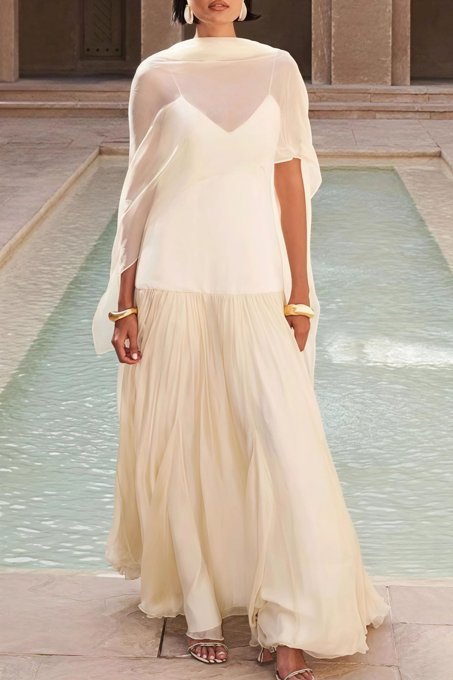 Elegante Vestido Maxi de Gasa Fluida con Tirantes Finos