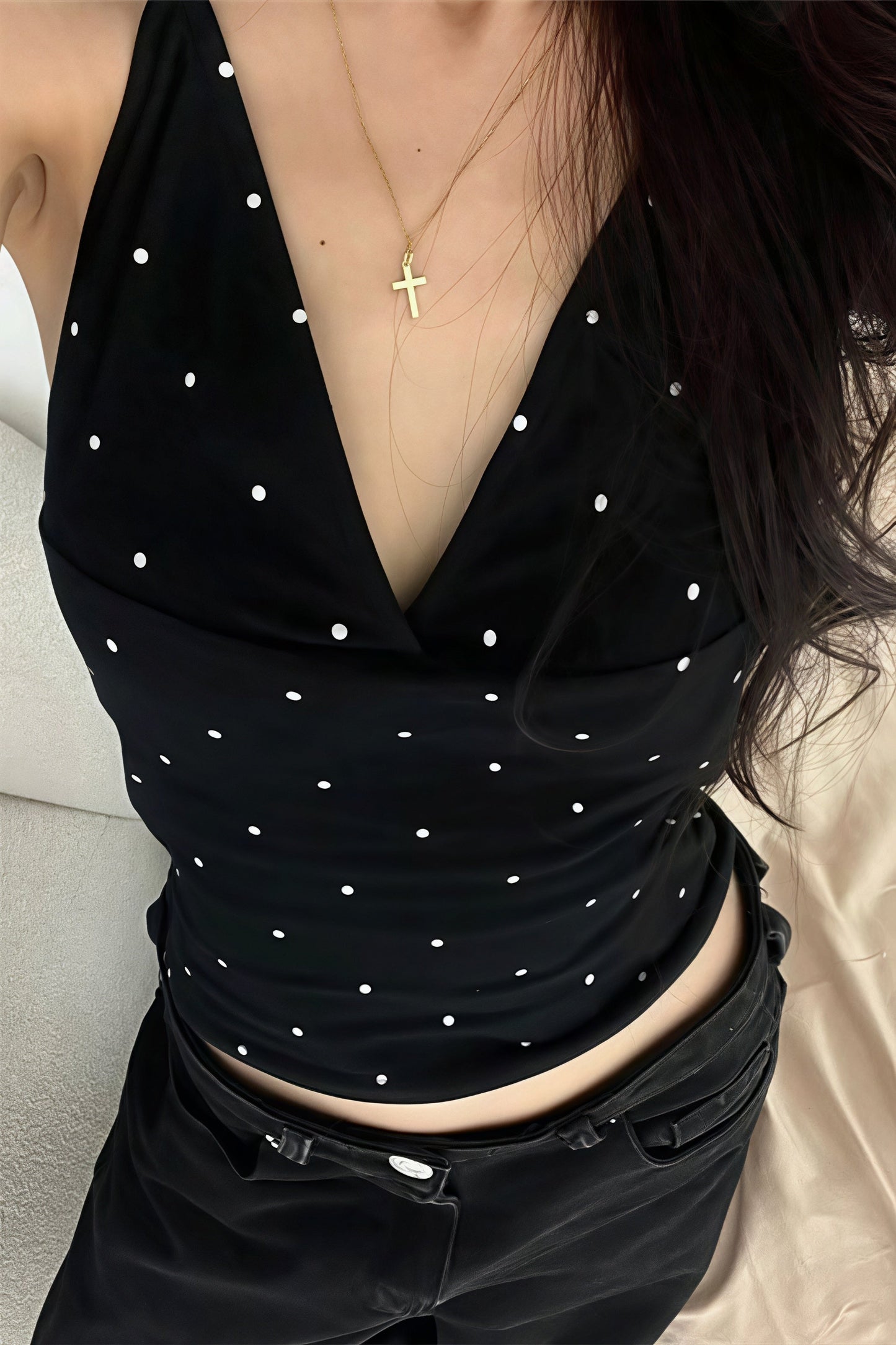 Top halter corto con escote de pico y lunares