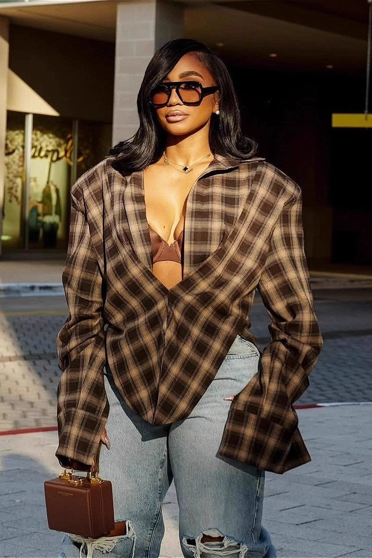 Blusa elegante asimétrica con cuello a cuadros