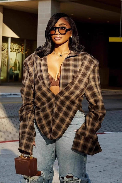 Blusa elegante asimétrica con cuello a cuadros
