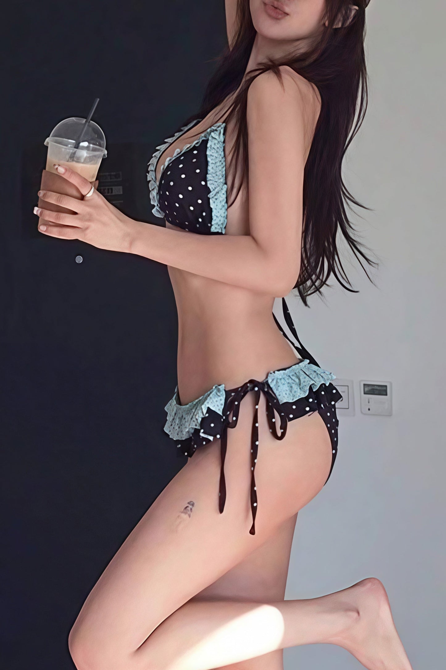 Conjunto de bikini sin espalda con volantes y lazo de lunares