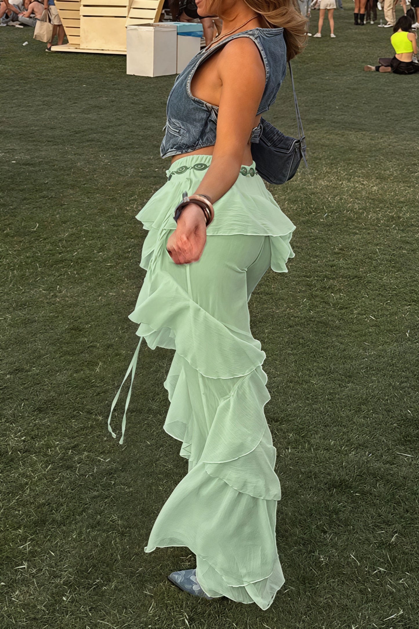 Pantalones acampanados con volantes, cordones y empalmes