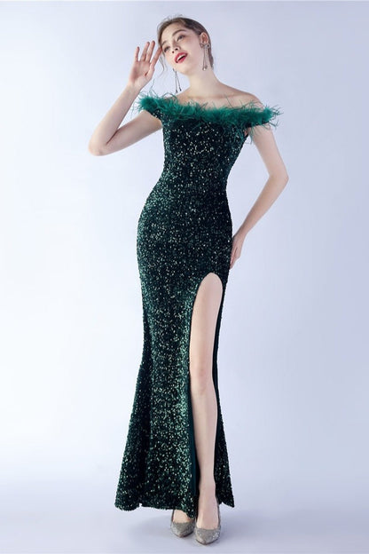 Vestido formal de terciopelo con lentejuelas y plumas de avestruz, con hombros descubiertos