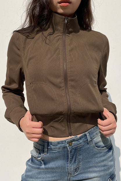 Chaqueta utilitaria con cinturón y bolsillos con cremallera