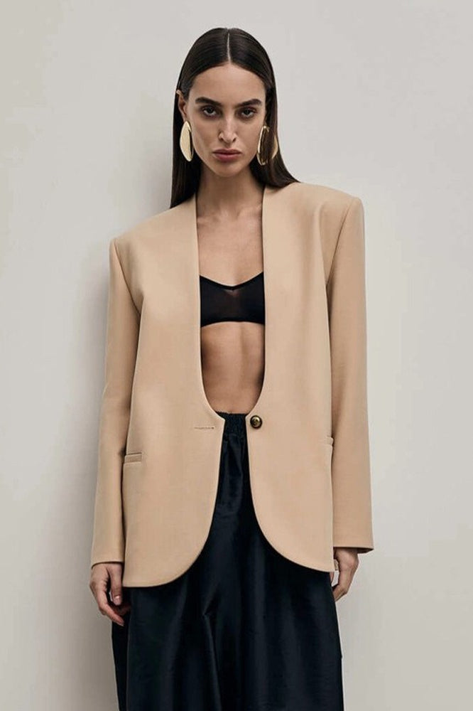 Blazer entallado liso de botonadura sencilla y hombro regular