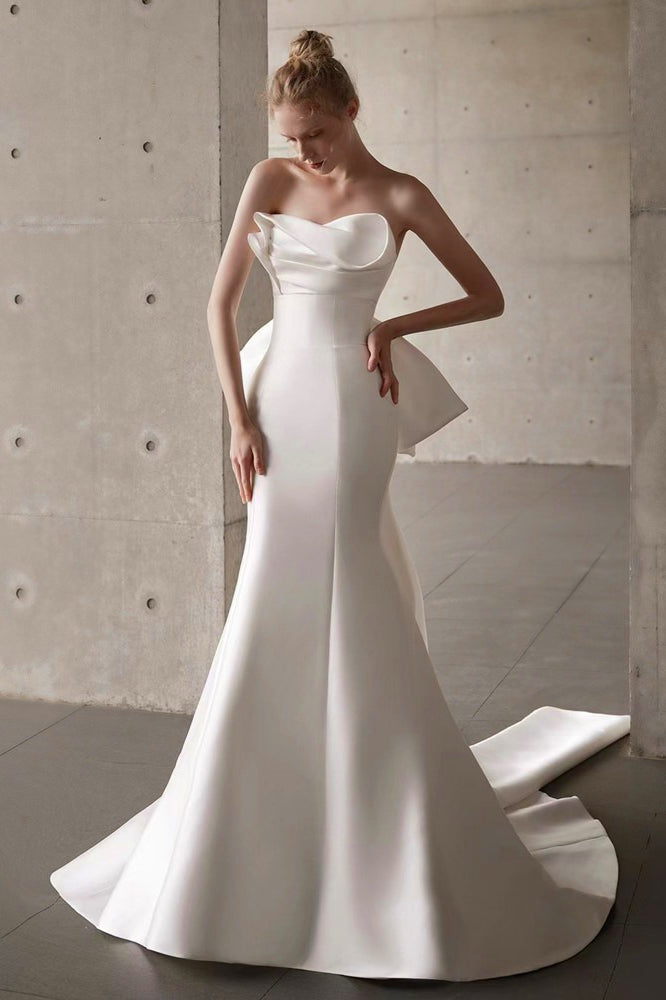 Vestido de novia de raso con escote palabra de honor, cola y lazo