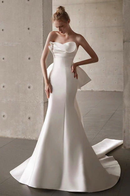 Vestido de novia de raso con escote palabra de honor, cola y lazo
