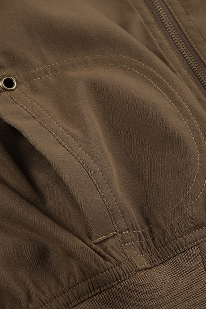 Chaqueta utilitaria con cinturón y bolsillos con cremallera