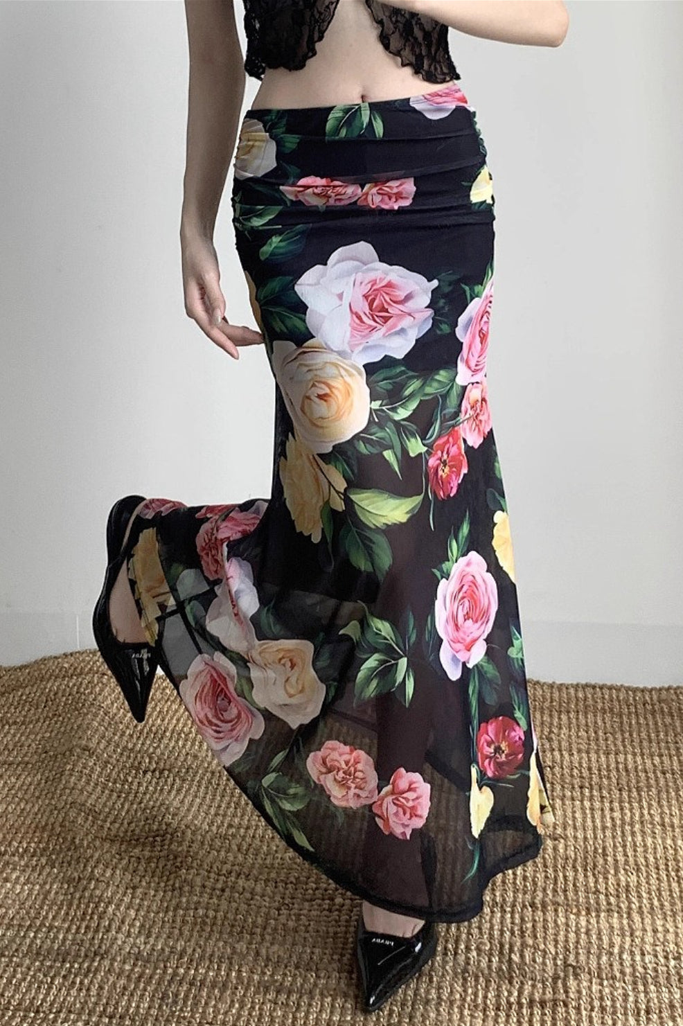 Falda de cadera de talle bajo y corte ajustado con estampado floral para las fiestas