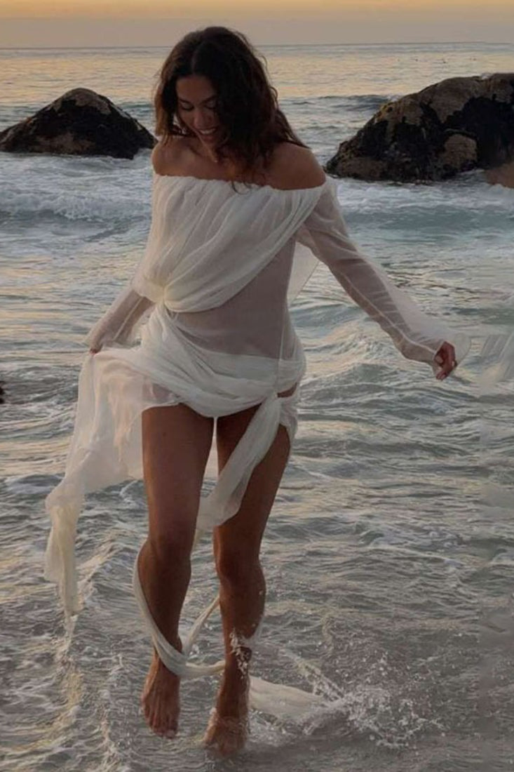 Maxivestido elegante de malla transparente con hombros descubiertos y fruncido