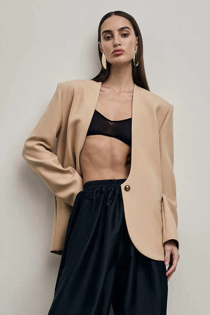 Blazer entallado liso de botonadura sencilla y hombro regular
