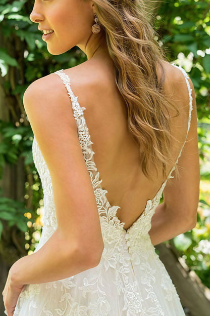 Vestido de novia de encaje con escote profundo en la espalda y cola