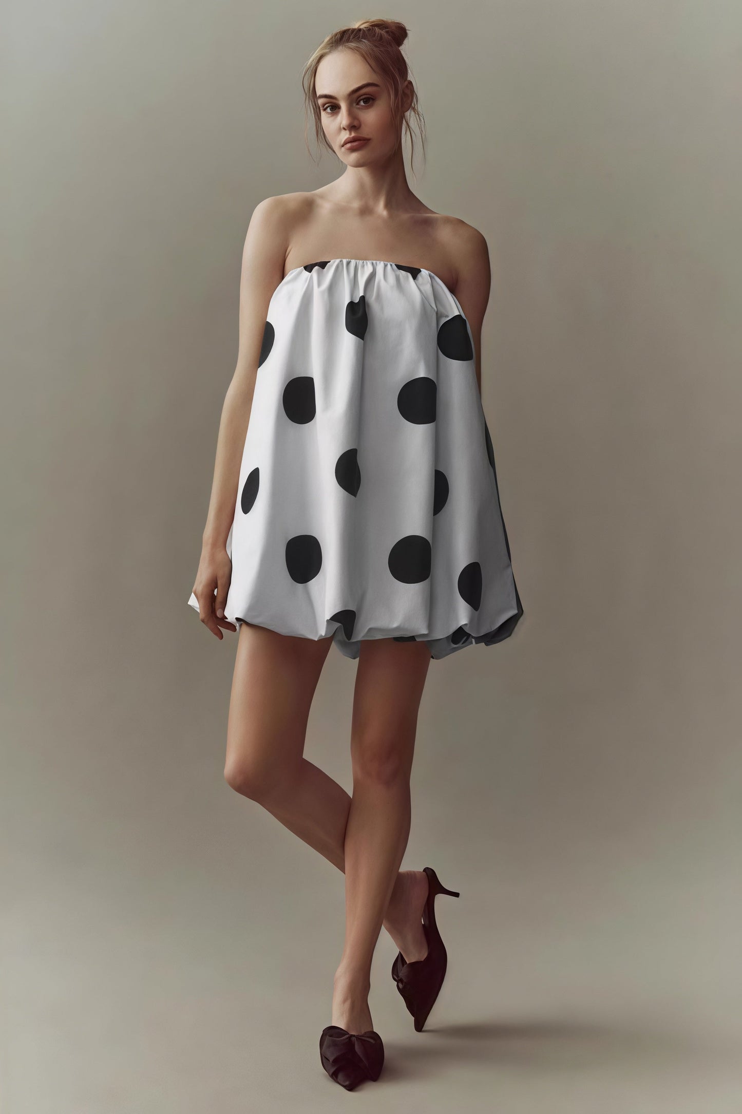 Minivestido con estampado de lunares y top palabra de honor sexy