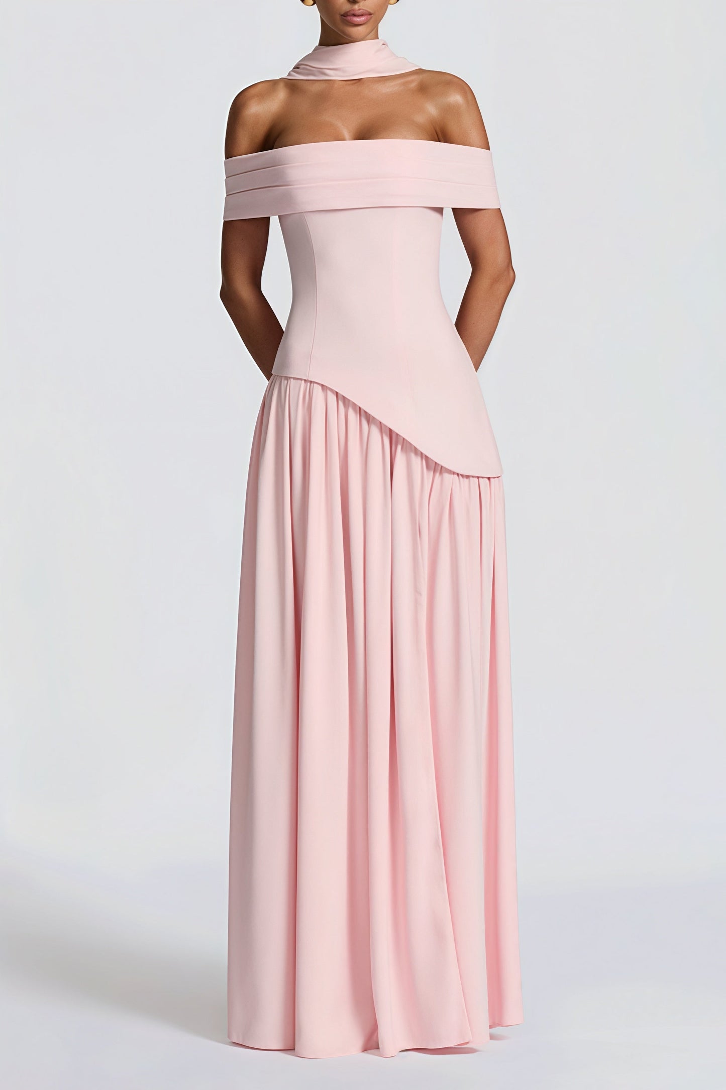 Vestido maxi de tubo con abertura alta, fruncido y tirantes finos