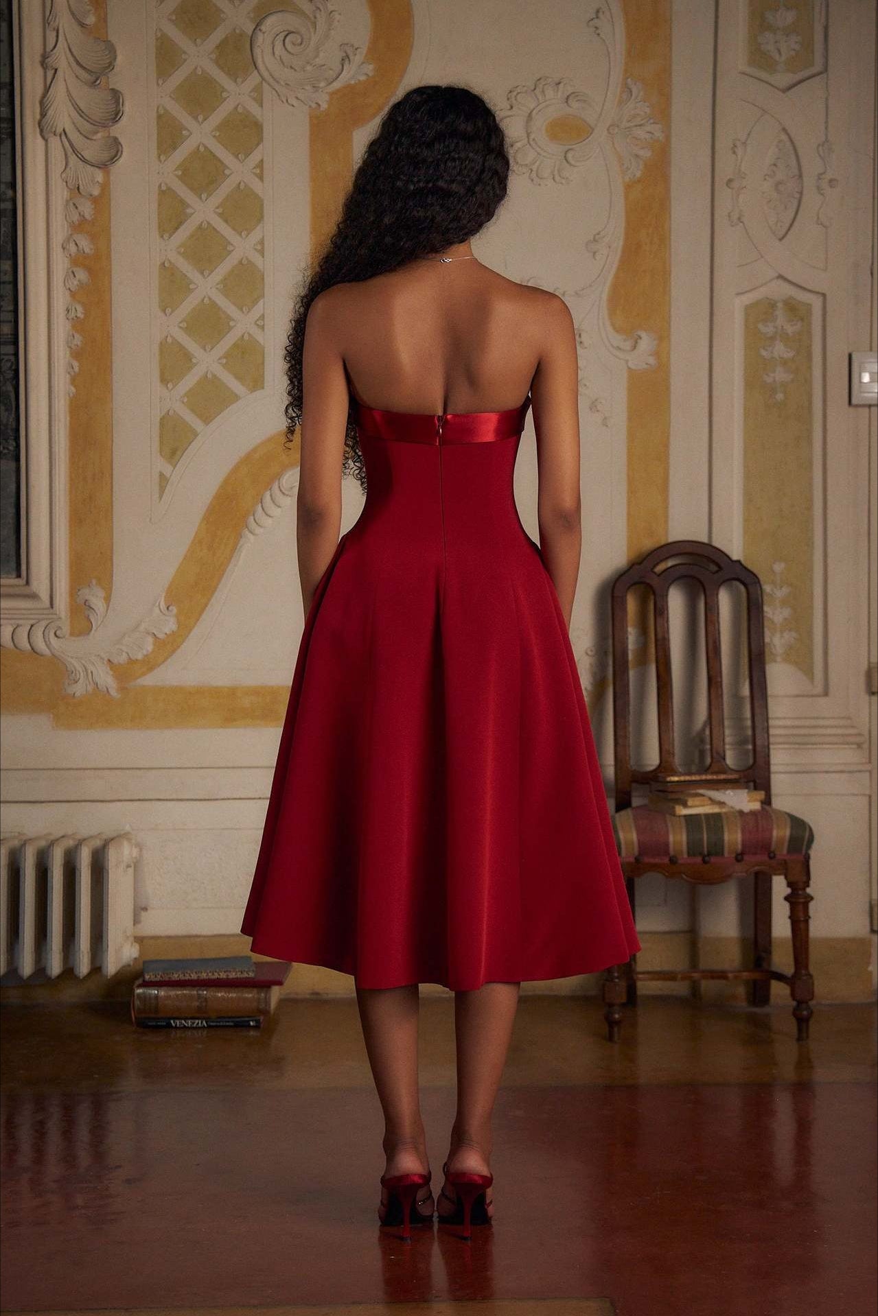 Vestido de Fiesta Elegante con Espalda Abierta, Cintura Ajustada y Diseño de Retazos sin Tirantes
