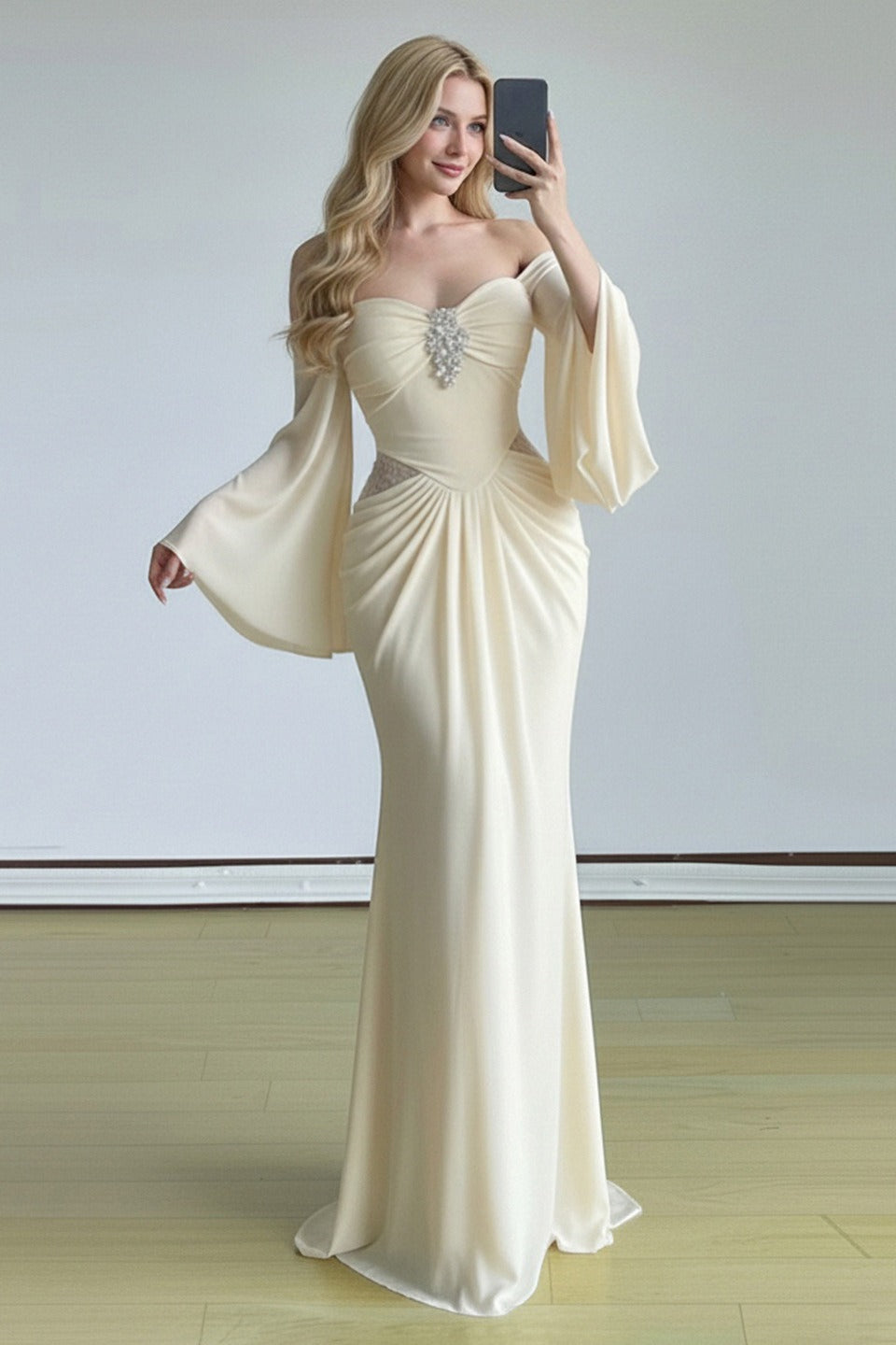 Vestido de fiesta ajustado con mangas acampanadas y escote tipo tubo