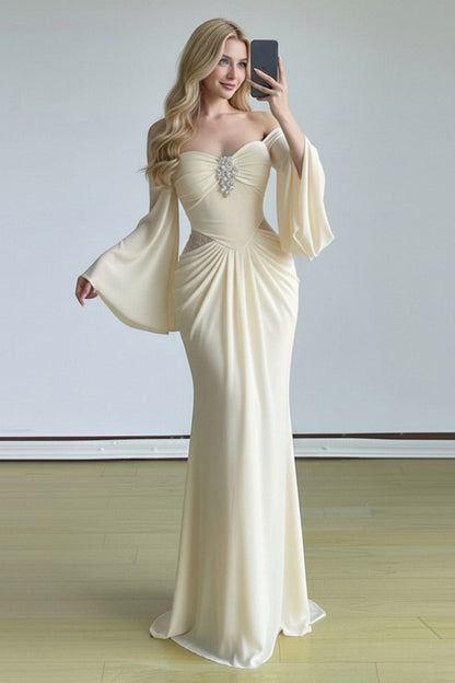 Vestido de fiesta ajustado con mangas acampanadas y escote tipo tubo