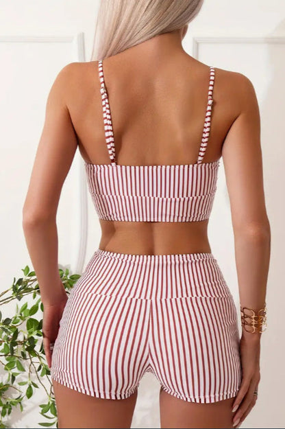 Conjunto de bikini de dos piezas con braga de rayas y tirantes anchos