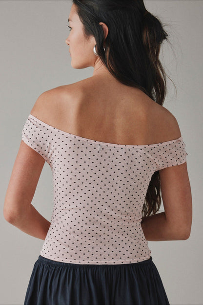 Camiseta corta fruncida con estampado de un solo hombro