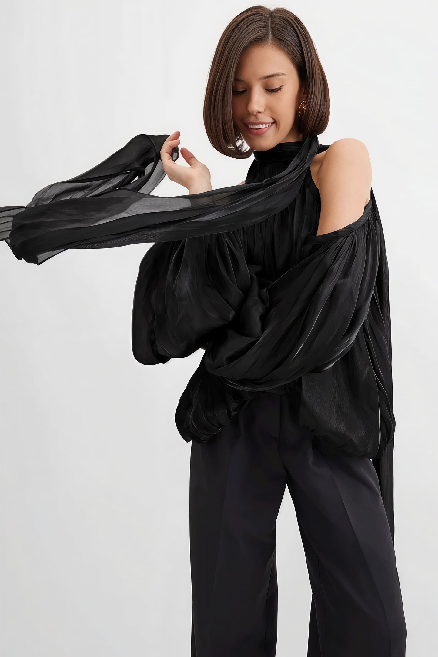 Blusa de manga larga con hombros descubiertos y diseño único