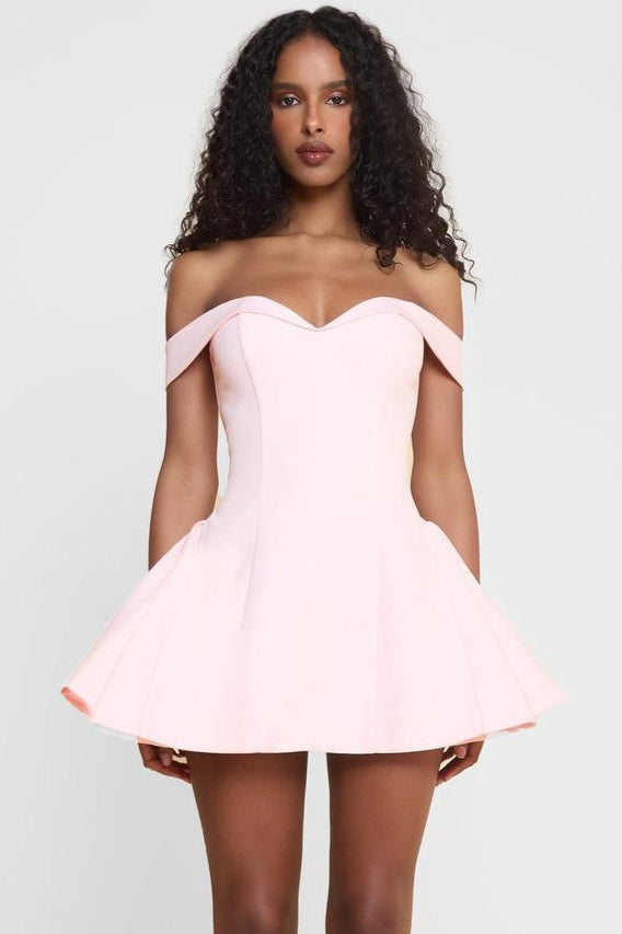 Vestido de cóctel bustier con volantes en contraste
